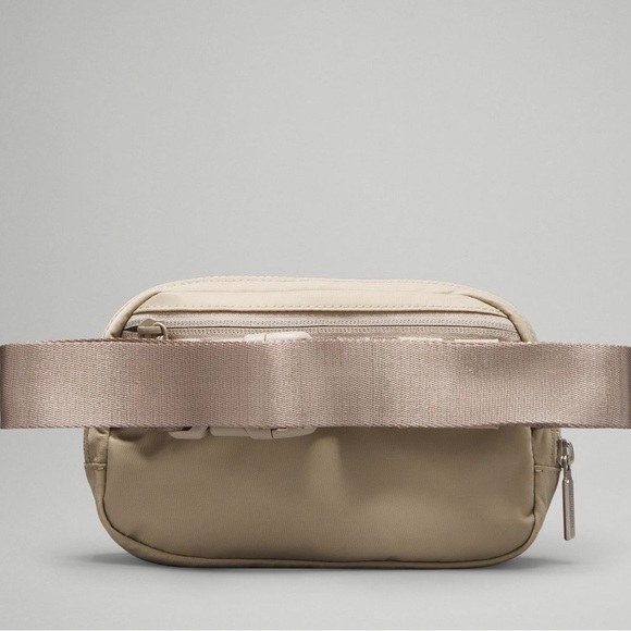 NEW LULULEMON EVERYWHERE BELT BAG COLOR RAW LINEN - Picture 3 of 8